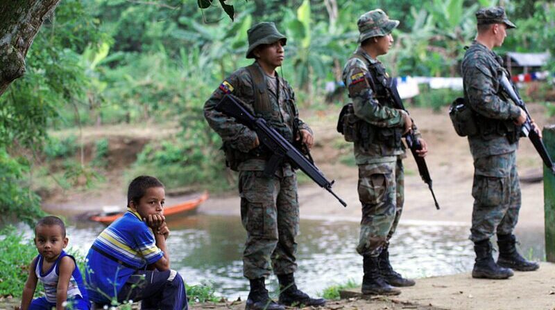 Imagen de archivo de soldados ecuatorianos mientras hacen guardia en la localidad fronteriza de Mataje (Ecuador). Foto: EFE.