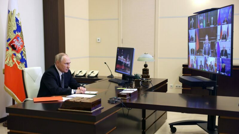 El presidente ruso Vladimir Putin anuncia la declaratoria de la ley marcial en las áreas anexadas durante la reunión del Consejo de Seguridad de Rusia. Foto: EFE.