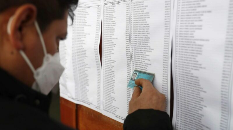 Un hombre busca su lugar de votación. Durante los recientes comicios se destapó el escándalo de las falsas muertes. Foto: EFE.