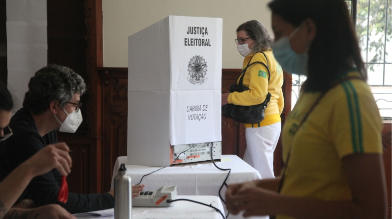 Los ciudadanos brasileños residentes en Ecuador votaron en el Centro de Estudos Brasileiros, en el centro-norte de Quito. Foto: Julio Estrella / EL COMERCIO.