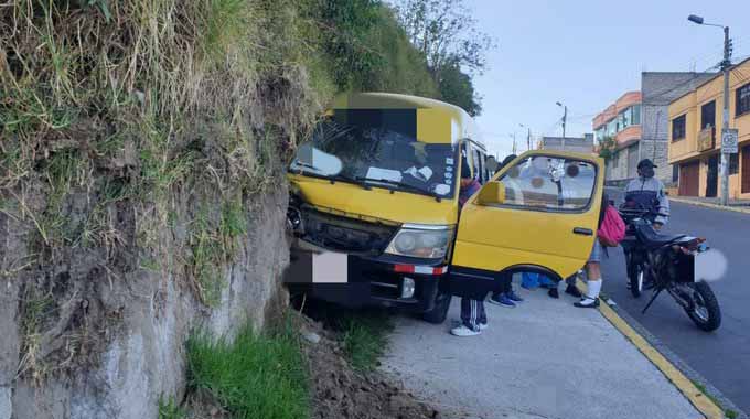 Un siniestro de tránsito que involucró una buseta, ocurrió en Quito. Foto: ECU Quito