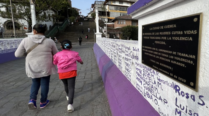 El puente Vivas nos Queremos está en Cuenca. Fue rebautizado en mayo de 2022, en honor a las victimas de femicidios. Están los nombres de estas mujeres. Lineida Castillo / EL COMERCIO.