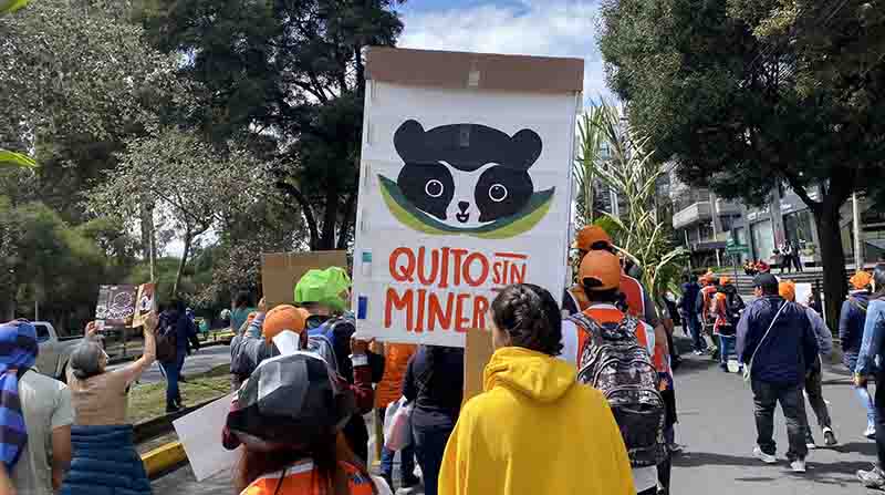 Los activistas de la ONG Quito sin Minería recorrieron las calles de la capital para entregar las firmas recolectas con las que buscan la aprobación de la consulta popular en contra de la actividad minera.