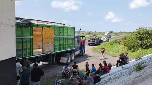 Un grupo de 21 ecuatorianos eran transportados en diferentes vehículos para pasar la frontera entre México y Estados Unidos. Foto: Guardia Nacional de México.