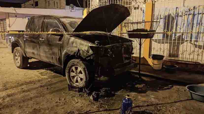 Una camioneta que sería propiedad de Frikson Eraso fue incinerada. Foto: Twitter