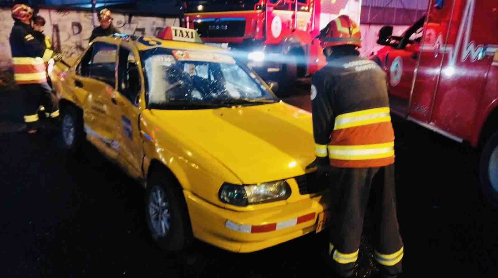 Personal del Cuerpo de Bomberos de Quito brindaron atención a tres personas afectadas en el siniestro de tránsito registrado en el sur de Quito. Foto: Twitter Bomberos