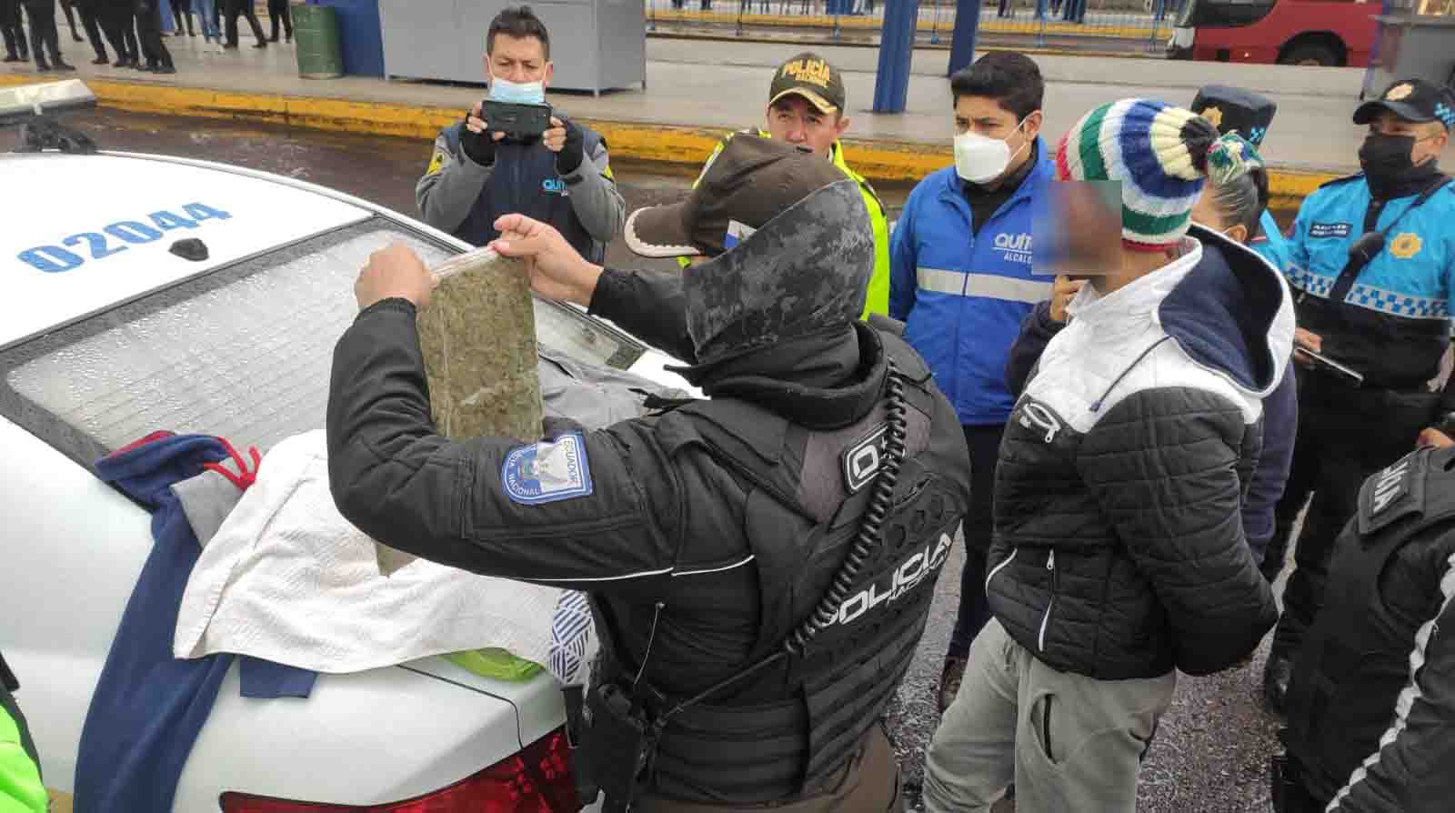 Un hombre fue detenido por la Policía Nacional en la estación de la Río Coca de la Ecovía en tenencia de una libra de sustancias ilegales. Twitter: @SeguridadeQuito