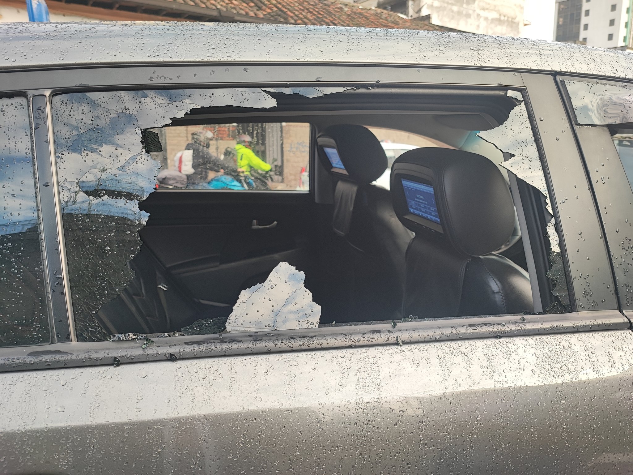 Un motociclista rompió el vidrio del auto del abogado de la familia de María Belén Bernal, en Quito. Foto: Cortesía