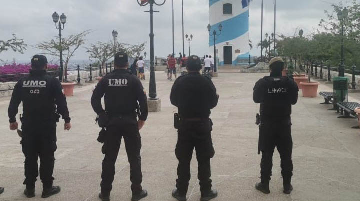 Imagen referencial. Tres policías en servicio activo fueron procesados por transportar paquetes de cocaína. Foto: Twitter Policía Ecuador.
