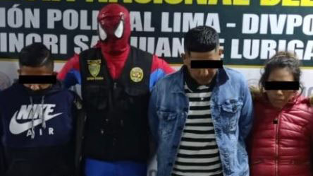 Agentes de la Policía Nacional de Perú se disfrazaron este domingo de Spiderman, Thor y Capitán América, entre otros superhéroes, para desarticular a una banda criminal en Lima. Foto: Twitter