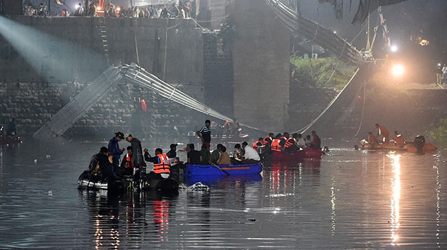 Las autoridades de la India elevaron a 132 el número de muertes confirmadas por el colapso de un puente en el occidente del país. Foto: Twitter