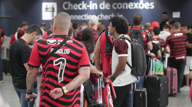 Hinchas de Flamengo esperan sin poder abordar este 28 de octubre de 2022, en el lobby del Aeropuerto Internacional do Galeão, en Río de Janeiro (Brasil). Foto: EFE