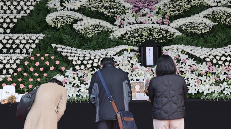 La gente se inclina ante un altar conmemorativo en Seúl, Corea del Sur, el 1 de noviembre de 2022 (fecha Corea del Sur), para rendir homenaje a las víctimas de un aplastamiento en el distrito de Itaewon. Foto: EFE