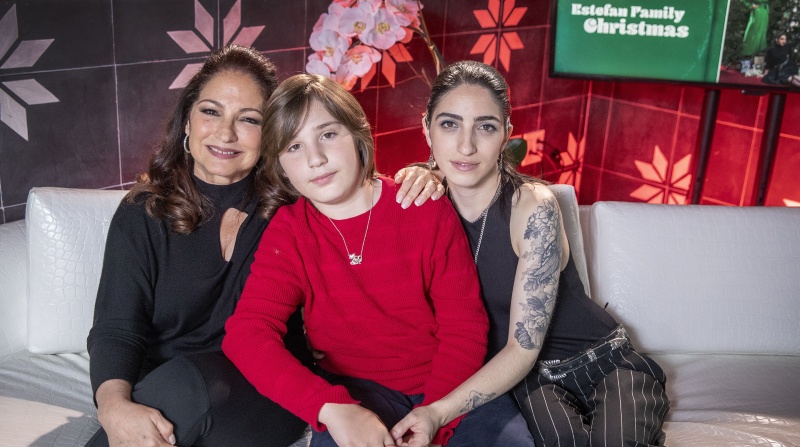 Gloria Estefan ofreció una entrevista en Miami junto a su nieto Sasha y su hija Emily, con quienes compartió detalles del disco navideño. Foto: EFE.