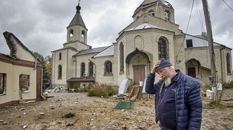 Un sacerdote ortodoxo se lamenta por los daños causados en su iglesia, ubicada en Kharkiv (Ucrania). Fotos: EFE.