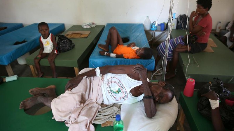 Personas con síntomas de cólera reciben atención médica en el hospital Saint Antoine, en una fotografía de archivo. Foto: EFE