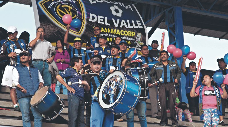 Los integrantes de Locura del Valle acompañan a Independiente en uno de sus partidos del Campeonato Ecuatoriano de Fútbol. Fotos: Diego Pallero y EFE