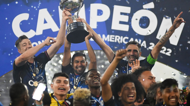 Jugadores de Independiente del Valle con el trofeo de la Copa Sudamericana 2022 en Córdoba, Argentina. Foto: EFE