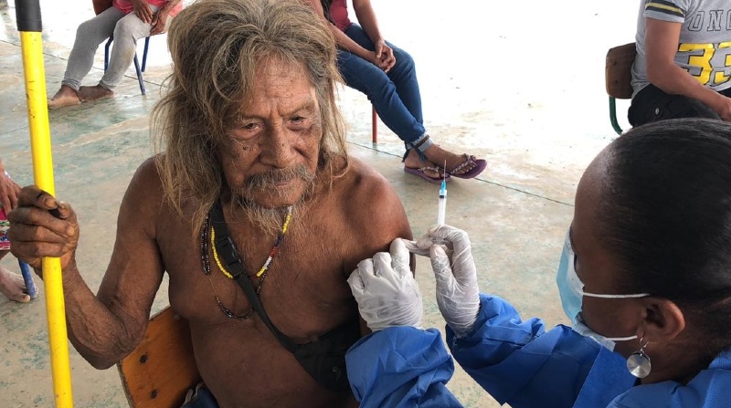 Los habitantes de la zona intangible Tagaeri-Taromenane también fueron vacunados contra la enfermedad, por el Gobierno Nacional. Foto: Secretaría de DD.HH.