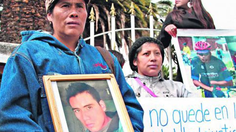 Susana Amagua ha realizado varios plantones para pedir justicia por el asesinato de su hijo Byron Caiza. El joven tenía 23 años. Foto: EL COMERCIO.