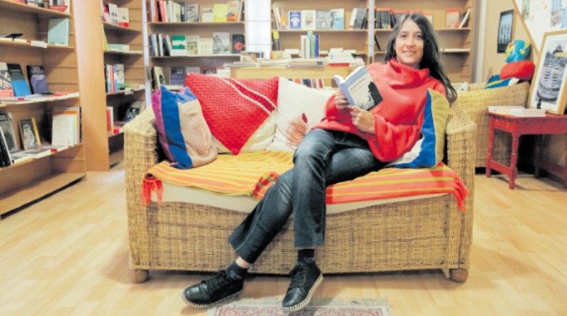 Karina Sánchez sentada en el centro de Tolstói. La librería está ubicada en la calle Vancouver entre Italia y Alemania. Foto: Patricio Terán / EL COMERCIO