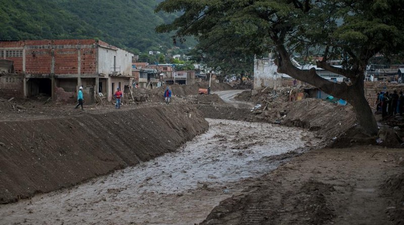Registro general este martes, 18 de octubre, del paso de una quebrada crecida, en Las Tejerías (Venezuela), donde hace diez días un deslave provocó la muerte de al menos 54 personas y la destrucción de un millar de viviendas. Foto: EFE