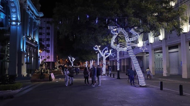 Plazas y calles se iluminan por fiestas octubrinas