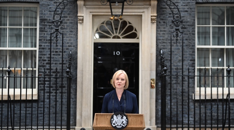 El discurso de dimisión de Truss fue breve (dos minutos) como su paso por Downing Street, la histórica y tradicional sede del poder en Reino Unido. Foto: EFE.