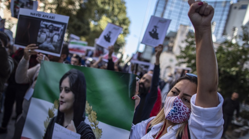 Manifestantes turcos sostienen retratos de Masha Amini, muerta presuntamente a manos de la Policía de la Moral iraní el pasado 16 de septiembre. Foto: EFE.