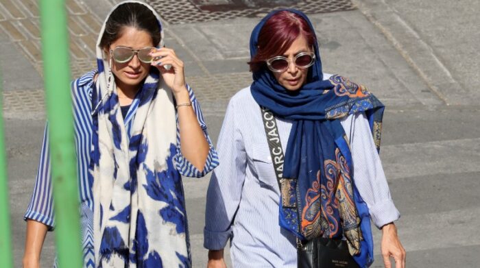 Dos mujeres iraníes caminan portando el obligatorio velo en sus cabezas. La prenda ha desatado protestas. Foto: EFE.