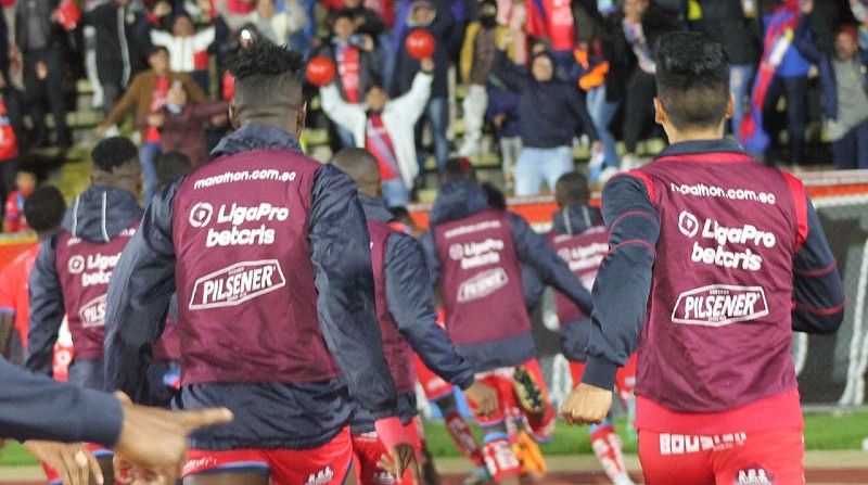 Los jugadores de El Nacional celebran tras golear el jueves, por 4-2, al Club Atlé­tico Libertad, en el estadio Atahualpa. Foto: El Nacional