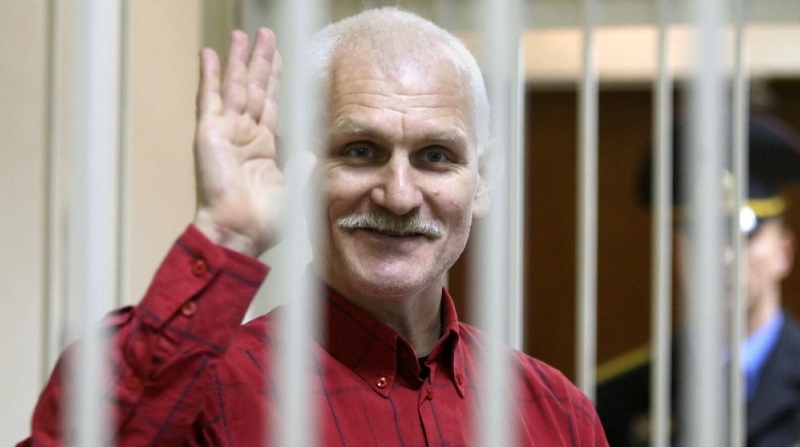 El activista bielorruso encarcelado Ales Bialiatski es uno de los tres ganadores del Premio Nobel de la Paz. Foto: EFE.