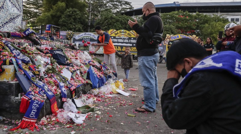 Imagen de las ofrendas florales a las víctimas de la tragedia, en las inmediaciones del estadio ubicado en la isla de Java. Fotos: EFE.