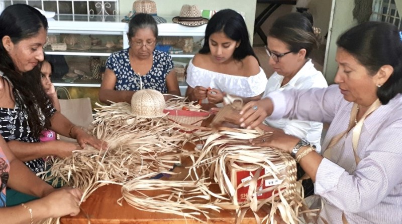 Cuando tienen pedidos, las mujeres se reúnen para elaborar los artículos. El proceso es manual. Foto: Juan Carlos Holguín / EL COMERCIO