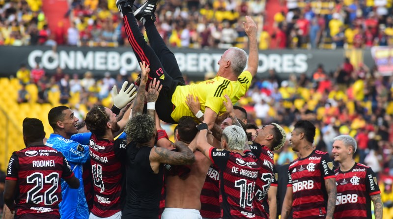 Jugadores del Flamengo elevan al estratega Dorival Junior, tras derrotar al Athletico Paranaense en la edición 63 del torneo. Foto: Enrique Pesantes / EL COMERCIO
