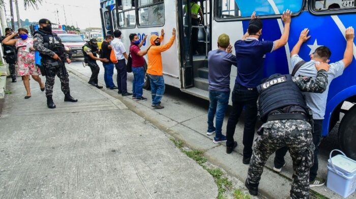 Policías hacen operativos antidelincuenciales en diversas zonas de Guayaquil. Verifican, por ejemplo, que las personas no porten armas. Foto: EL COMERCIO