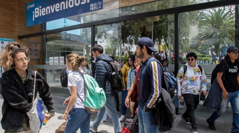 En la Universidad de Cuenca a los estudiantes de los últimos años les preocupa la falta de plazas de empleo. Fotos: Lineida Castillo y Carlos Noriega / El Comercio