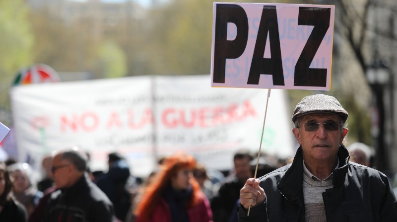 Un hombre con una pancarta que reza 'PAZ', participa en una marcha para pedir el cese de la guerra en Ucrania. Foto: Europa Press