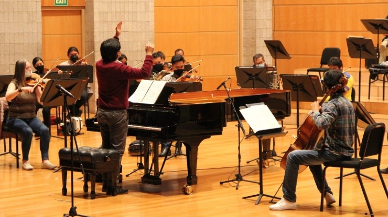 Ensayo de su debut como director invitado de la OSNE, en junio del 2021. El recital se realizó en la Casa de la Música de Quito. Foto: El Comercio