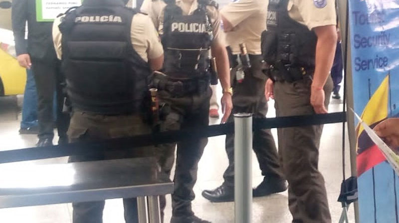 Imagen referencial. Agentes de la Policía llegaron al lugar para socorrer a la víctima de un asalto en los exteriores de un banco en Quito. Foto: Twitter Policía Nacional