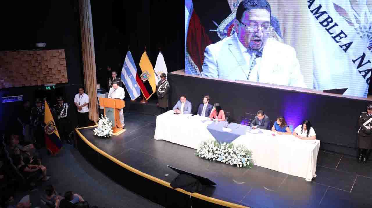 Presidente del Legislativo aprovecha sesión solemne por Independencia de Guayaquil para llamar al diálogo, a pesar de la relación con el Ejecutivo. Foto: Twitter de Virgilio Saquicela