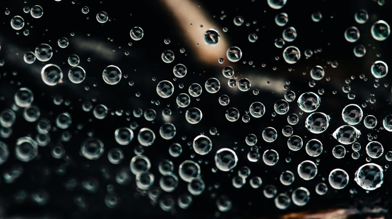 El agua es elemento más común que existe sobre la superficie terrestre. Un mecanismo lleva a la formación de péptidos. Foto: Pexels.