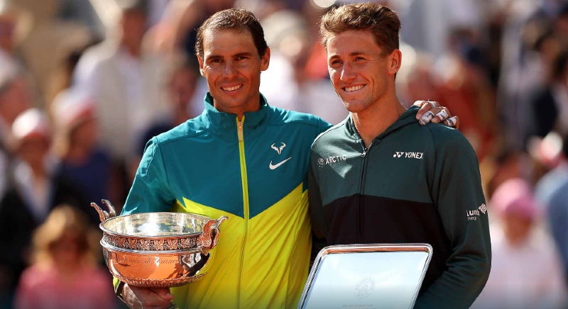 Rafael Nadal y Casper Ruud se felicitan mutuamente tras disputar la final de Roland Garros de 2022. Foto: Getty Images.