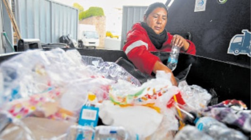 Laura Guanoluisa efectúa labores de reciclaje en el centro de acopio existente en el centro comercial El Condado (norte de Quito). Foto: Julio Estrella / EL COMERCIO.