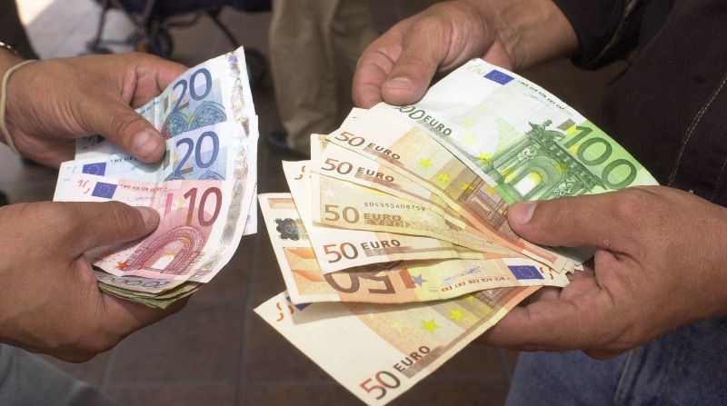 En los últimos días, el euro ha cotizado por debajo del dólar. Se estima que pueda tener una mayor caída por la tensión en Ucrania. Foto: Archivo / EL COMERCIO.