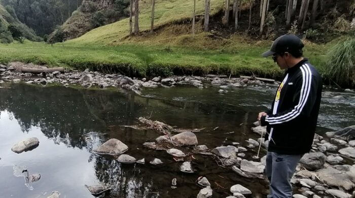 Sobre el espejo de agua de la Cuenca baja del río Chimbo se observan los problemas ambientales. Foto: Modesto Moreta / EL COMERCIO.