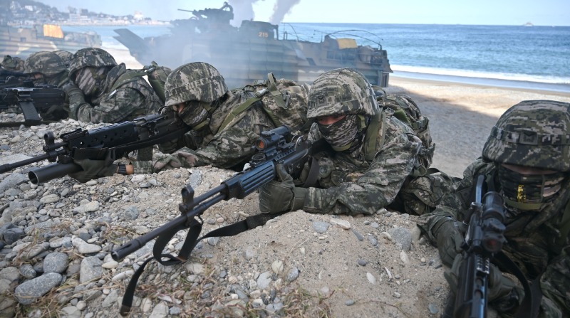 Marines de Corea del Sur practican tácticas de desembarco en una playa de su país, coordinando fuerzas ante un eventual ataque de su ‘gemelo’ norcoreano. Foto: EFE.