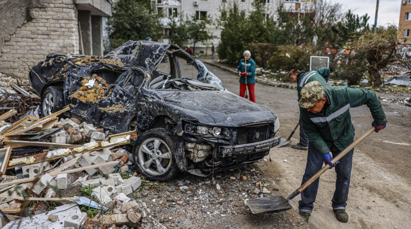 Personas remueven escombros en Mykolaiv, en la parte sur de Ucrania, tras ataques aéreos rusos. Foto: EFE.