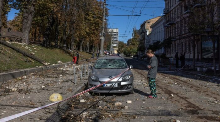 Un ucraniano observa los efectos de un ataque con misil en su vehículo, en el centro de la ciudad de Kiev. Foto: EFE.