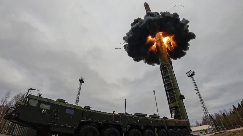 Imagen del lanzamiento de un misil balístico intercontinental de tipo ‘Yars’, durante las maniobras de defensa nuclear efectuadas por Moscú el miércoles 26 de octubre. Foto: Ministerio de Defensa de Rusia.